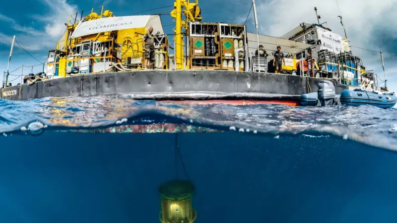 The Gombessa 6 saturation barge and the submerged turret Photo: Jordi Chias Gombessa Expéditions