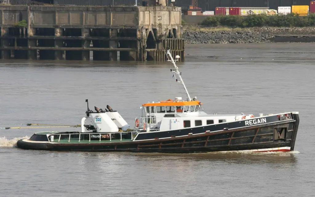Cory operates four Damen built and here with 'Regain' one Delta Shipyard built tugs (Peter Barker)