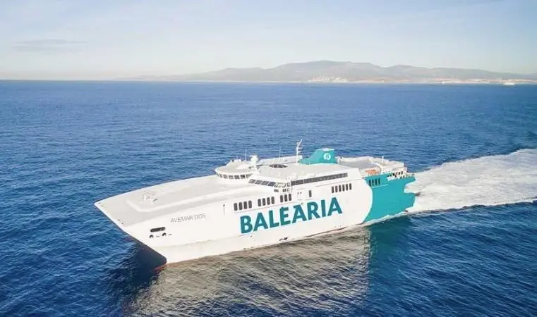 The Avemar Dos catamaran was built in 1996 by the Austal shipyard in Australia