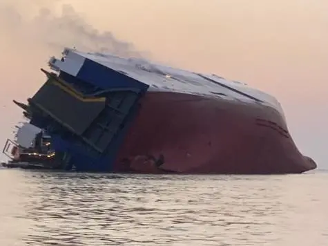 The stern view of the Golden Ray six hours after the heeling event (Photo U.S. Coast Guard)