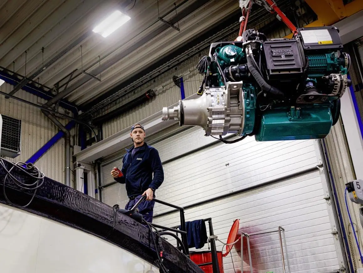 Installing the hybrid propulsion system (Volvo Penta)
