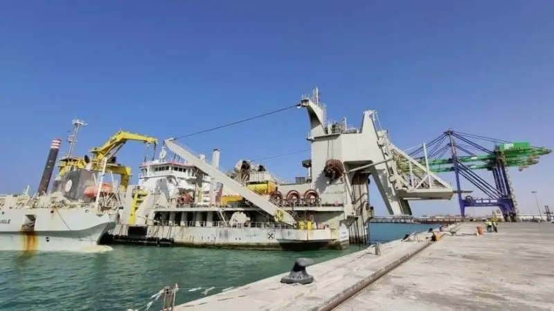The Willem de Rubroeck was required to work in large Atlantic Ocean swells dredging hard seabed and also worked near existing port infrastructure in shallow waters