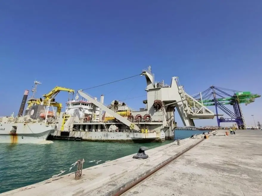 The Willem de Rubroeck was required to work in large Atlantic Ocean swells dredging hard seabed and also worked near existing port infrastructure in shallow waters