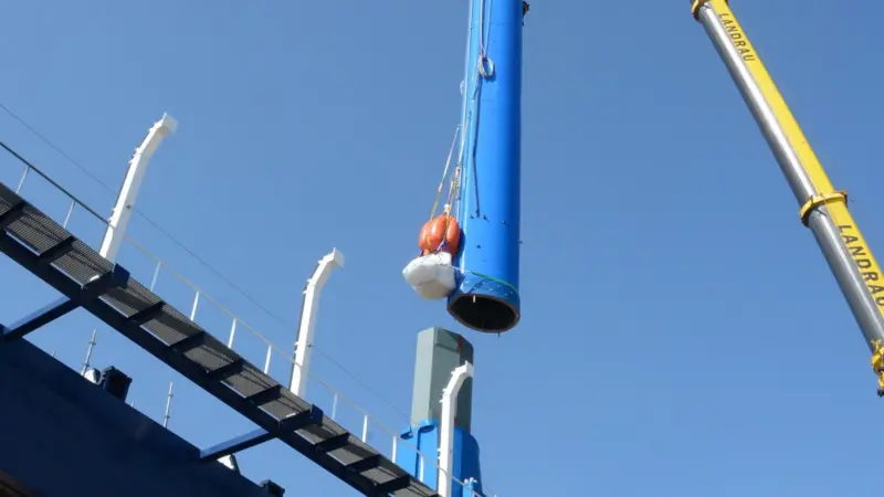 The latest Silenseas mast was built in sections using a standardized production process