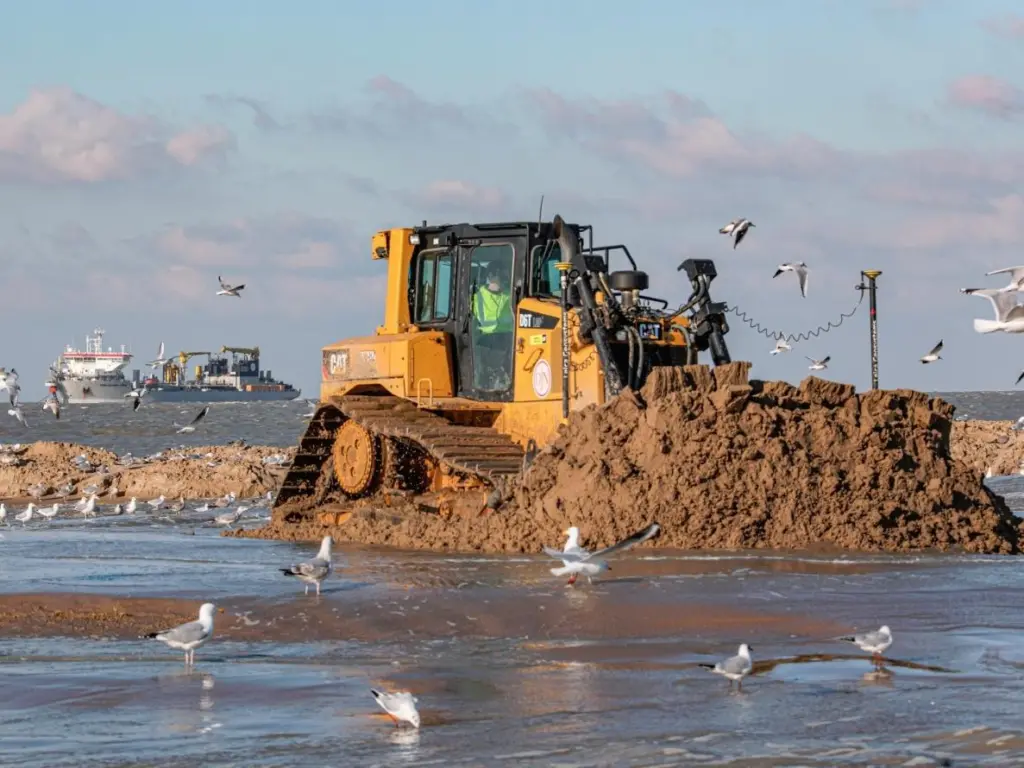 Jan De Nul executed identical sustainable beach replenishment works in Raversijde and Knokke