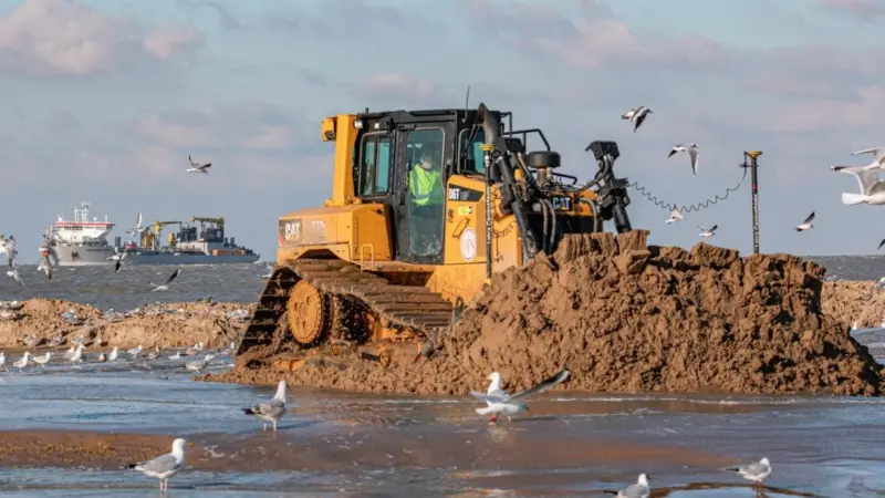 Jan De Nul executed identical sustainable beach replenishment works in Raversijde and Knokke