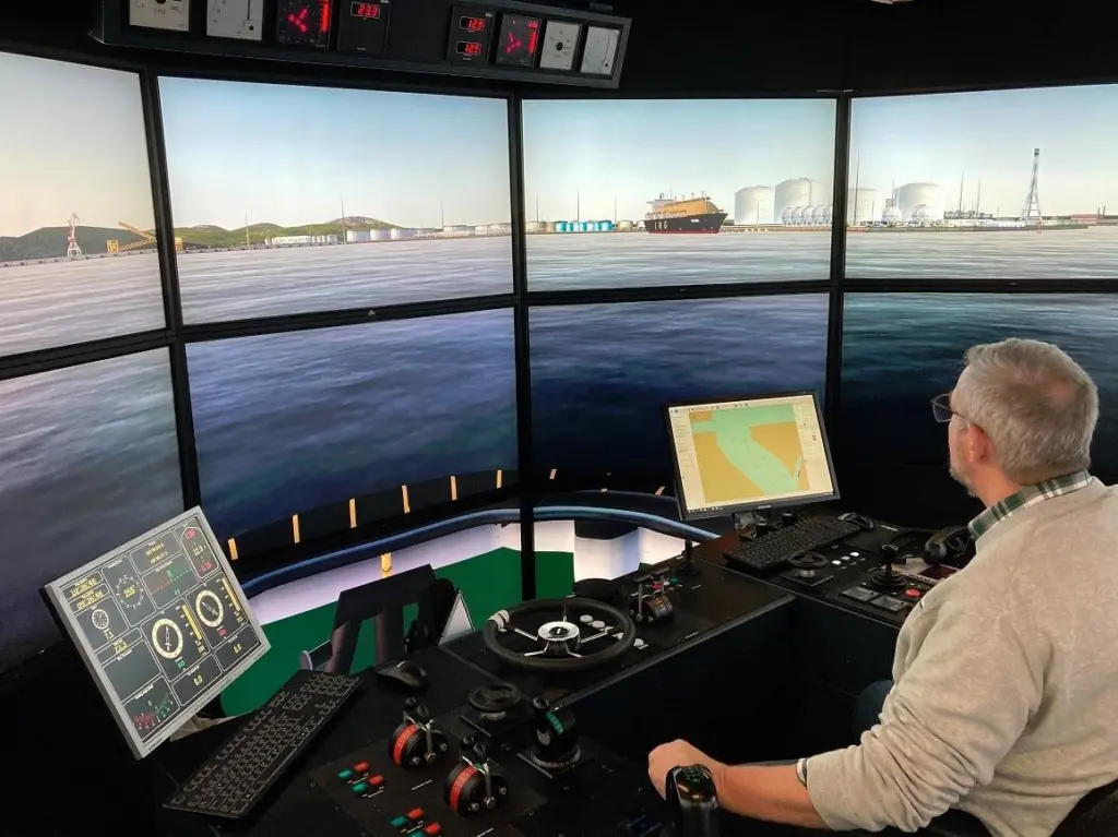 Damen's ASD 2312 simulator (Damen)
