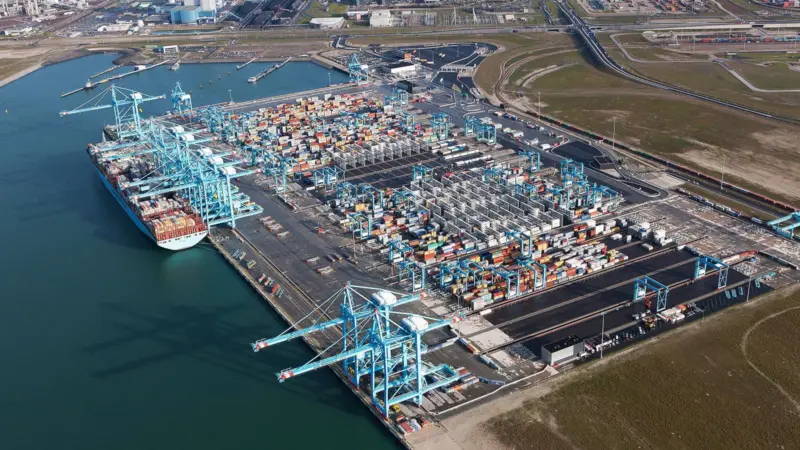 The site in question had already been reserved for container transhipment by APM Terminals, which is affiliated to Maersk