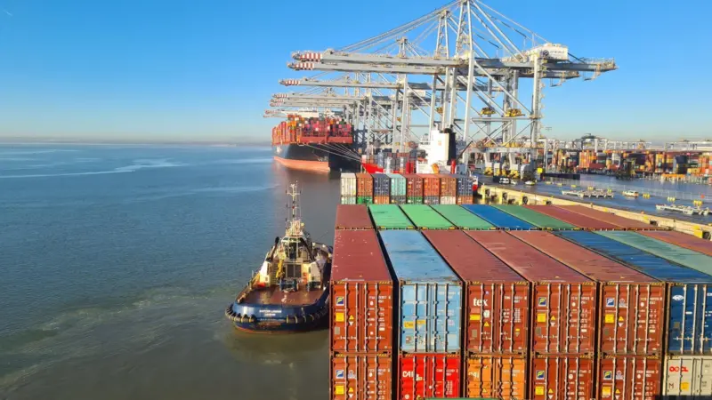 A Svitzer tug assists a Unifeeder vessel in London (Unifeeder)