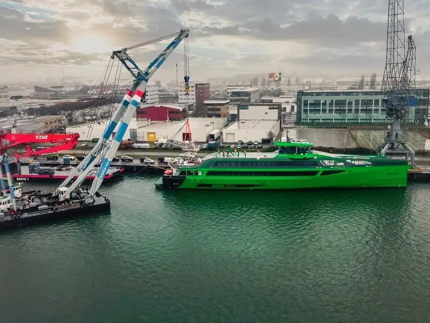 Custom designed for the FCS 7011, the S-type motion-compensated gangway is a critical element