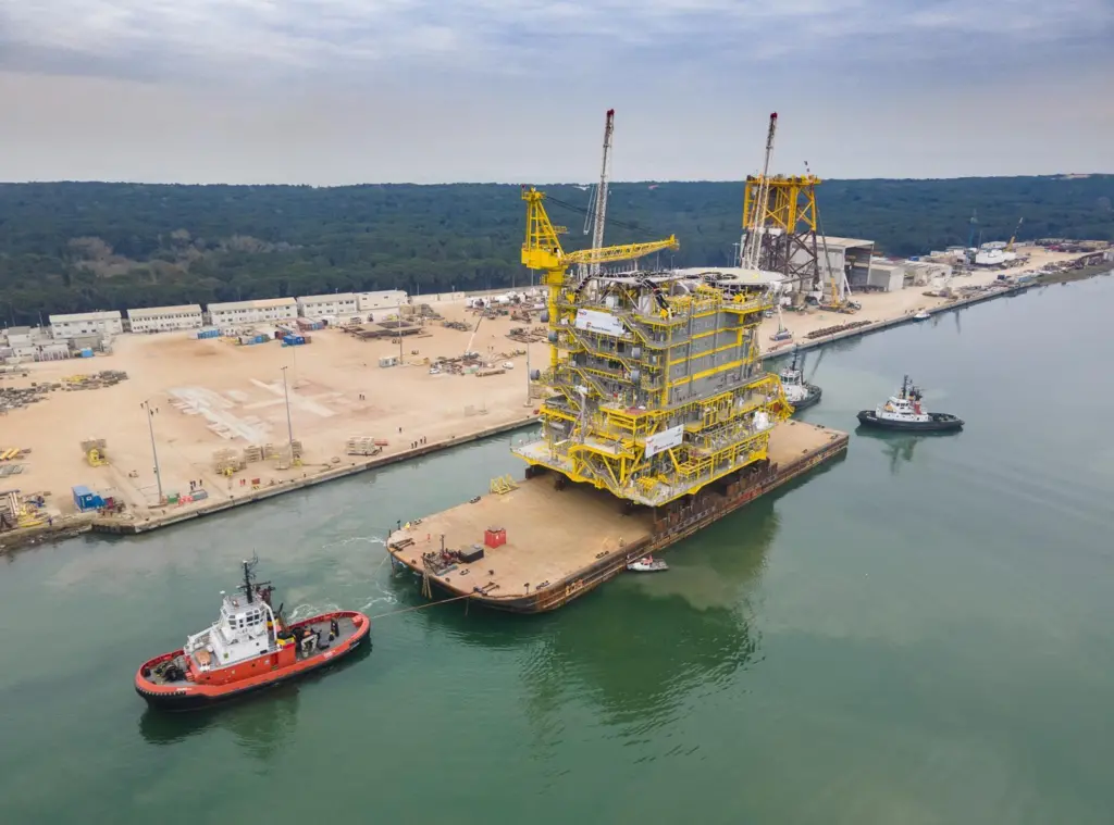 New seventh platform residential block being towed by Heerema Barge H-408