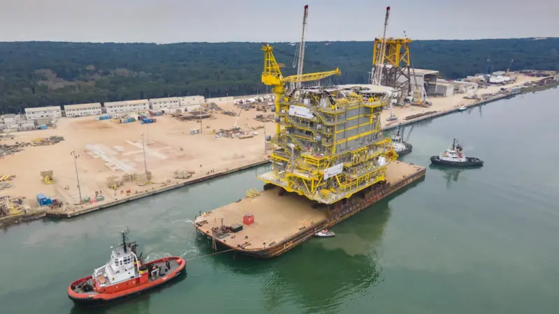 New seventh platform residential block being towed by Heerema Barge H-408