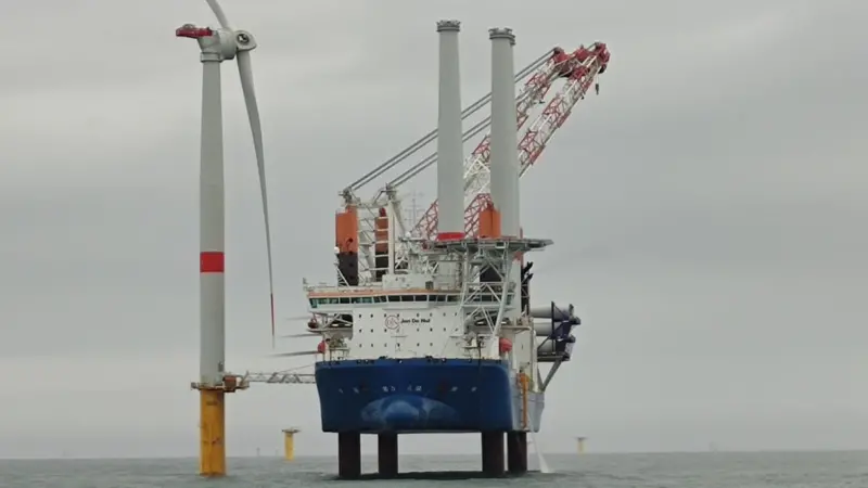 France - Saint-Nazaire Offshore Wind Farm - Vole au vent