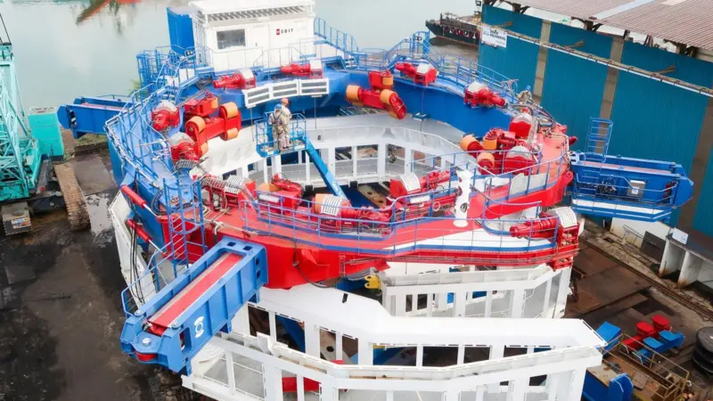 The system is enabling monopile installation from a moored floating vessel