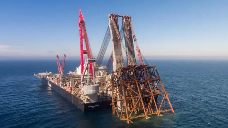 Pioneering Spirit's new jacket-lifting system