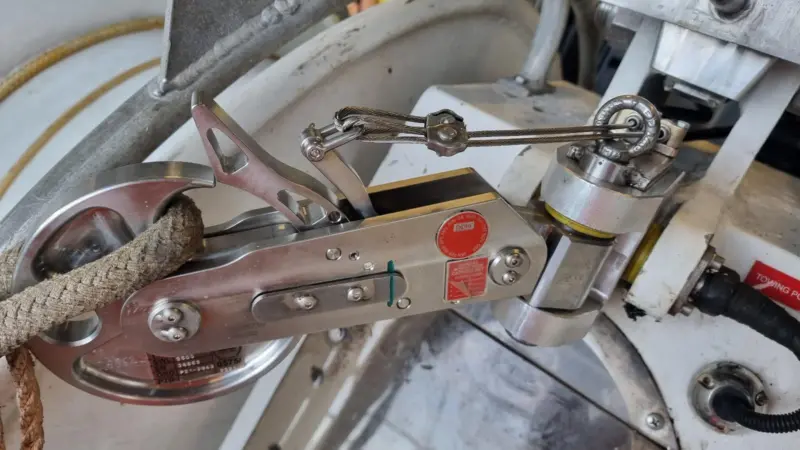 Henriksen tow hook installation for PGS shows emergency release cables