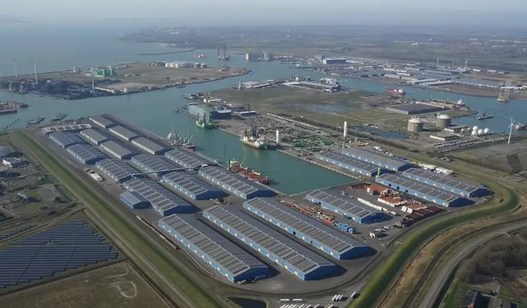The total number of solar panels installed at two Verbrugge locations in Vlissingen-Oost amounts to 77,250