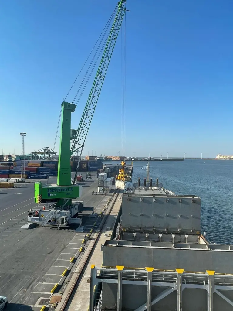 The new LoLo crane at Zeebrugge