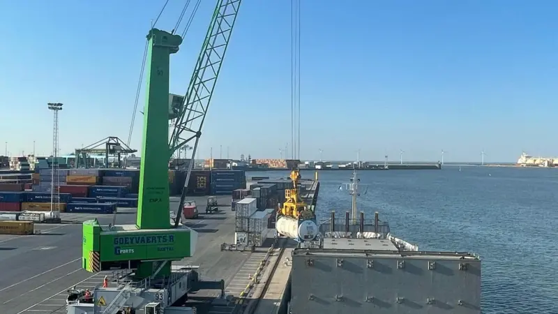 The new LoLo crane at Zeebrugge