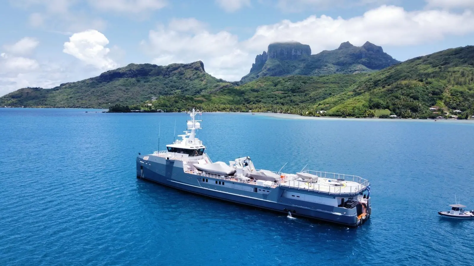 Yacht with robot