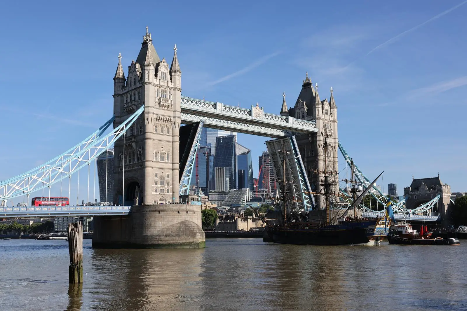 Gotheborg sails under London's Tower Bridge