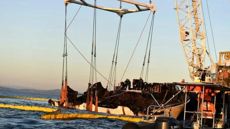 Spanopoulos Group recovered the fire damaged wreck from 60m water depth (Marine Nationale)