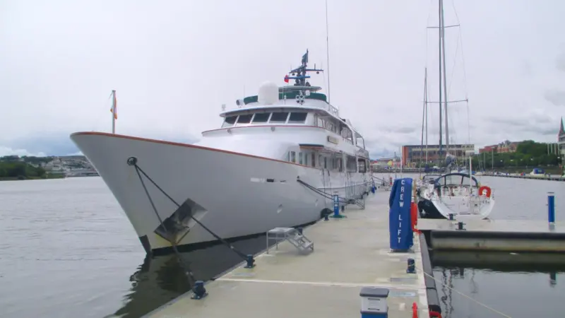Superyacht berthing at Foyle Marina LR