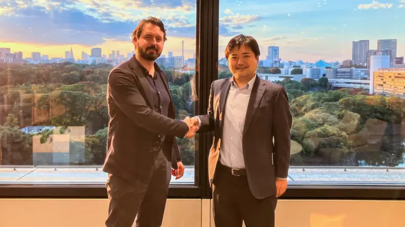Simon Miller, chief revenue officer at Rovco, clinches the deal with Nobuyuki Takagi, HOM managing director