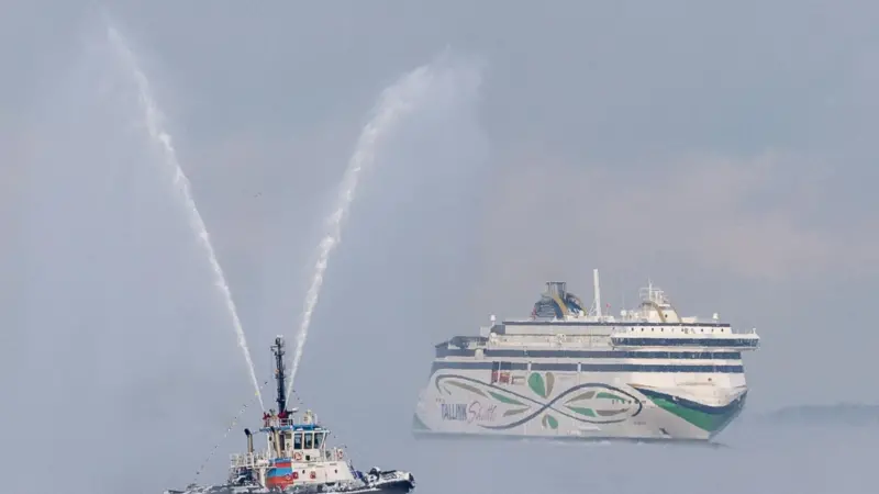 MyStar was brought into harbour by a tugboat with a water cannon display