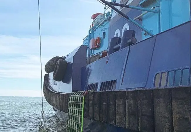 The freeboard of tugs can prssent challenges when recovering casualties (Solent Towage)