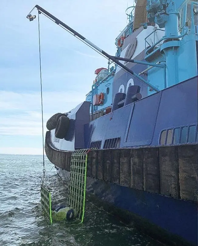 The freeboard of tugs can prssent challenges when recovering casualties (Solent Towage)