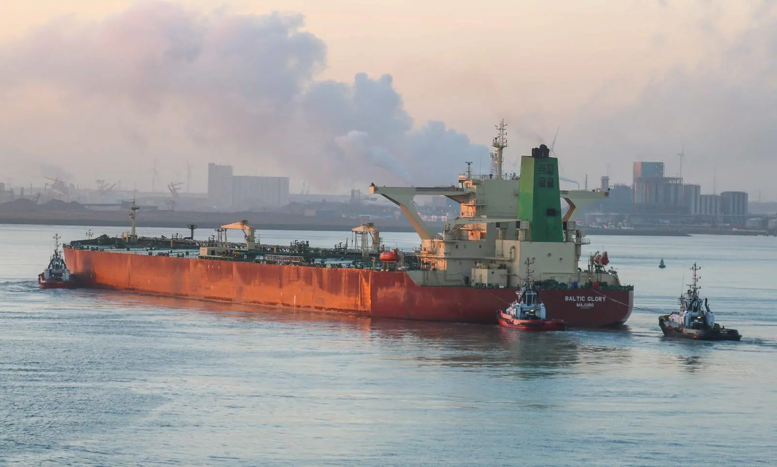 Shiphandling tug provision in Rotterdam is extensive (Peter Barker)