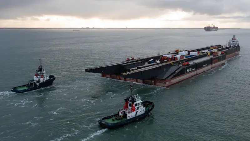 Boluda tugs assisted the arrival and departure of the barge at Flushing (Boluda)
