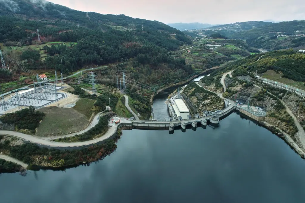 Back view of the Tâmega River Hydroelectric, with the reservoir at the bottom of the frame