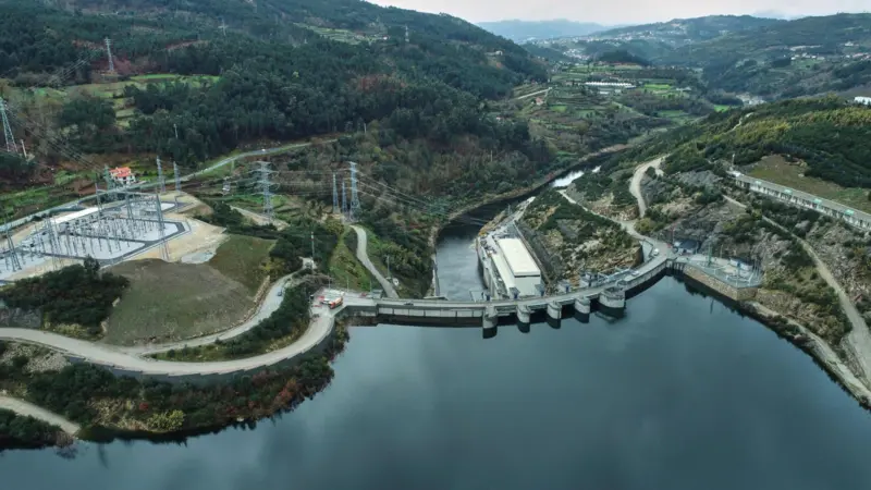 Back view of the Tâmega River Hydroelectric, with the reservoir at the bottom of the frame