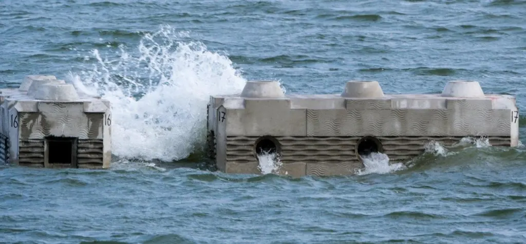 8. Golven en water door blokken