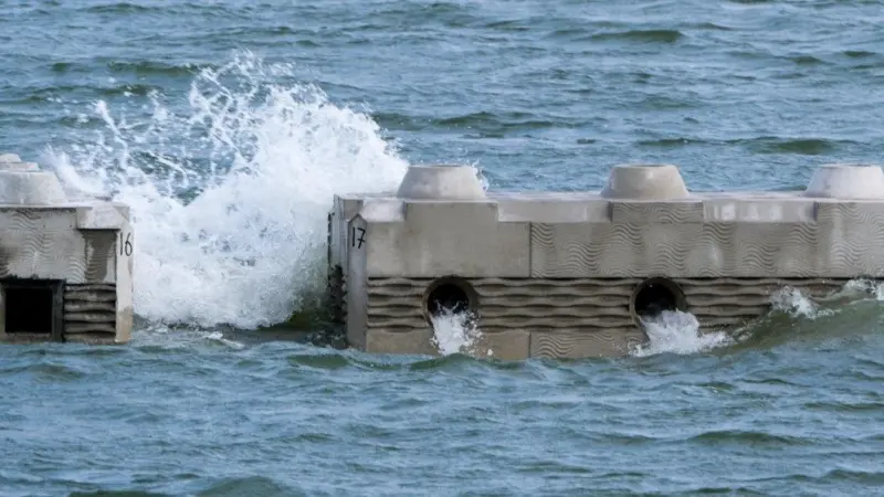 8. Golven en water door blokken