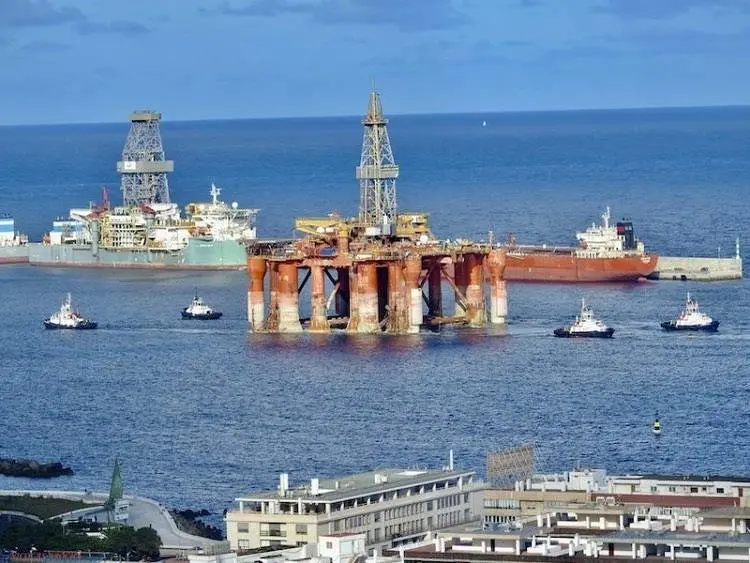 Seven Boluda tugs assisted 'Blackford Dolphin' in Las Palmas (Nicolas Arocha)
