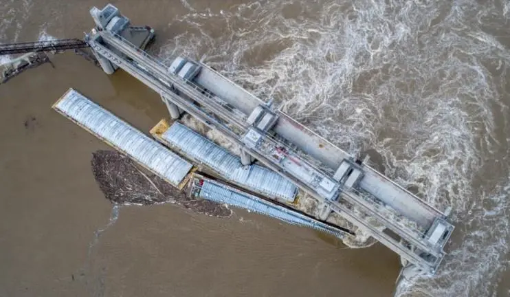 10 barges, one containing 1,400 tonnes of methanol, break free from a tug