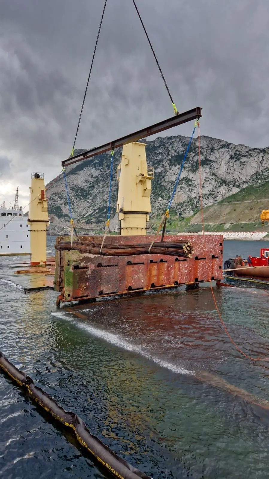 Removal of the cargo from OS 35 continues (GPA)