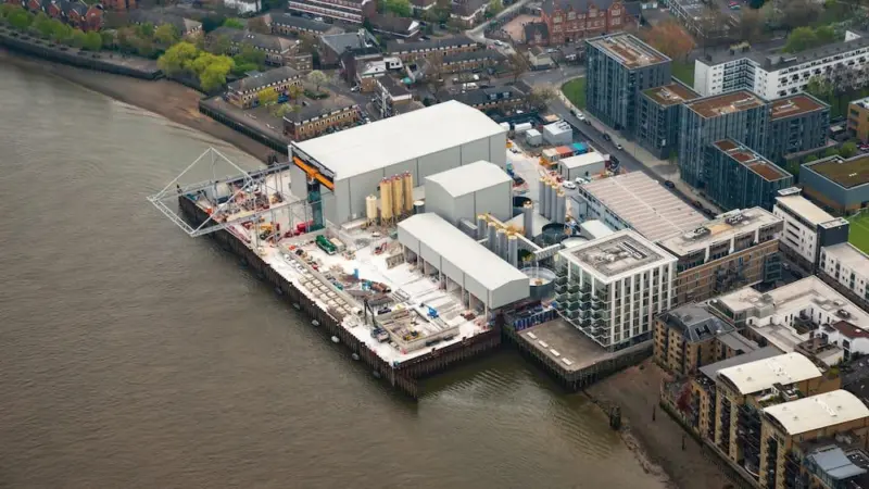 The cofferdam built as part of improvements to the Thames sewerage system is being decommissioned