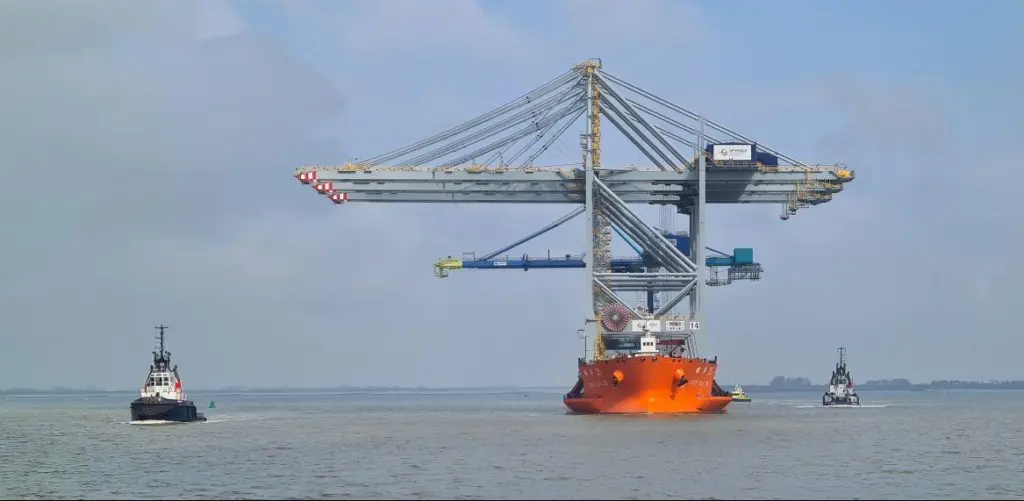 Boluda tugs assist the 'Zhen Hua 35' berthing in Antwerp (Boluda)