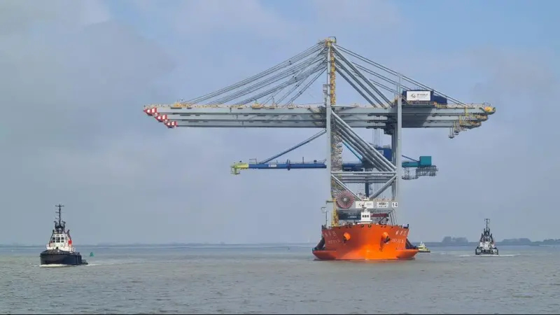 Boluda tugs assist the 'Zhen Hua 35' berthing in Antwerp (Boluda)