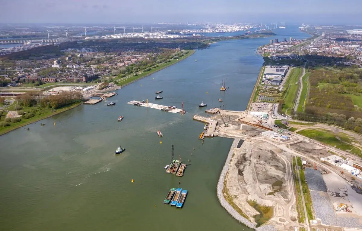 The first tunnel section is prepared for positioning (Rijkwaterstaat)