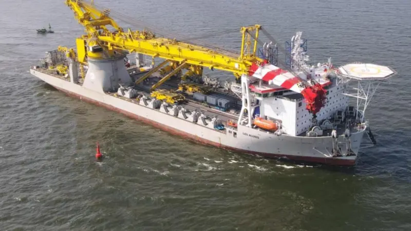 Heavy lift vessel Les Alizes of Jan De Nul Group