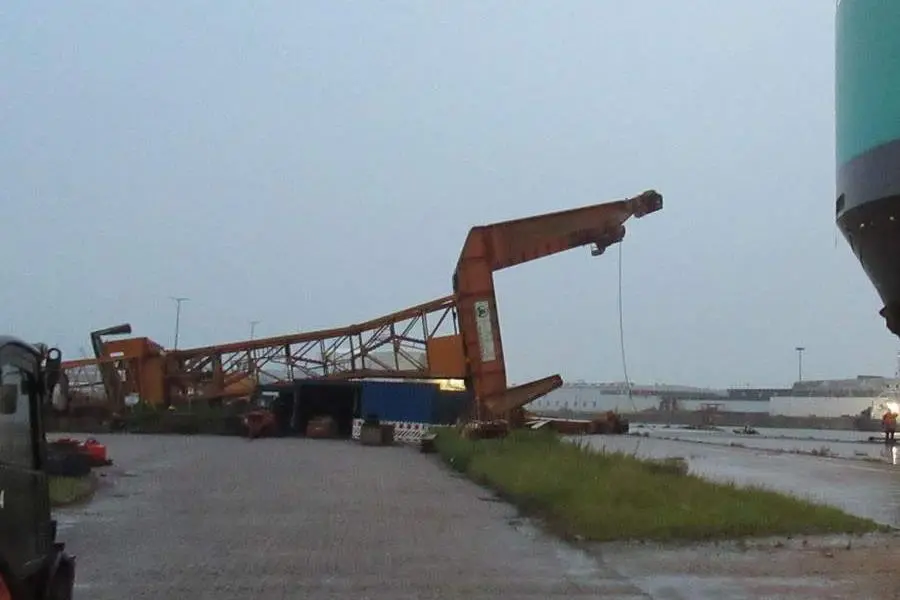 Crane knocked over by car transporter Don Quijote