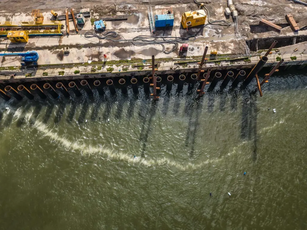 Bubble Curtain used to reduce underwater noise to protect salmon from piling works at South Shields (John F Hunt Regeneration)