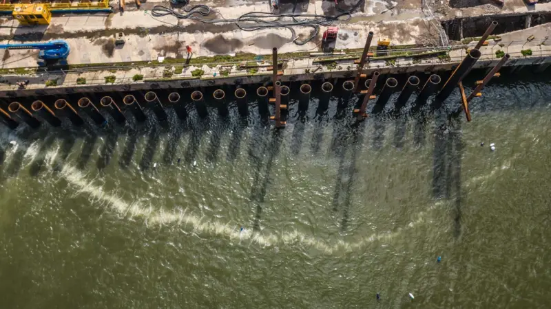 Bubble Curtain used to reduce underwater noise to protect salmon from piling works at South Shields (John F Hunt Regeneration)
