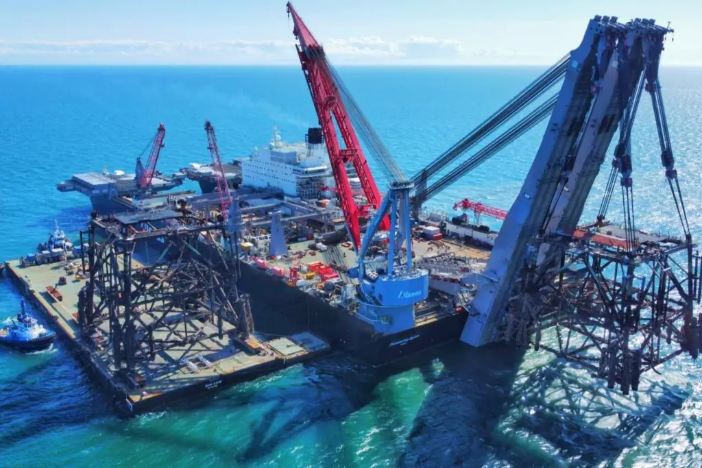 DP3 DP4 Jacket lift with the Pioneering Spirit - Allseas