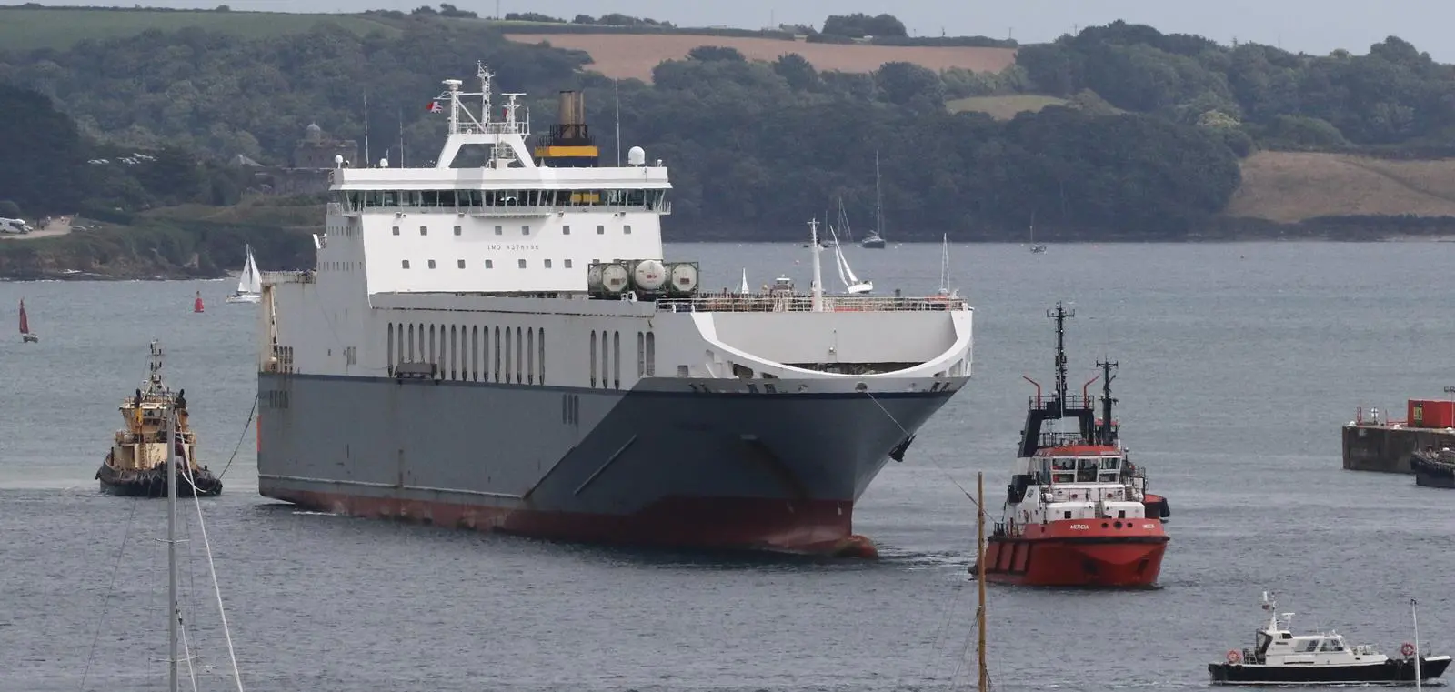 Mercia & Mazarine arriving at Fal with James Dalton in foreground